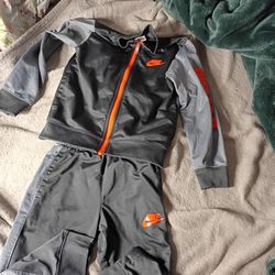 Nike Boys Two-piece Jogging Outfit Size 7
