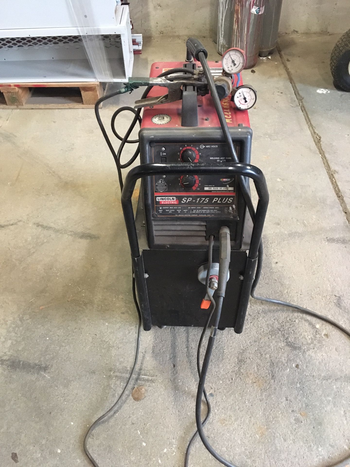 Lincoln SP175 plus welder. No cart. No bottle. Has regulator. 220 volt