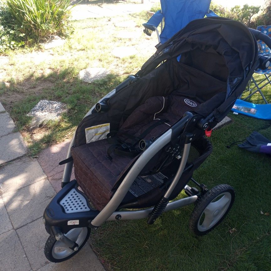 Graco Folding Baby Stroller Black. Missing The Front Bar But Has Straps Seatbelts.
