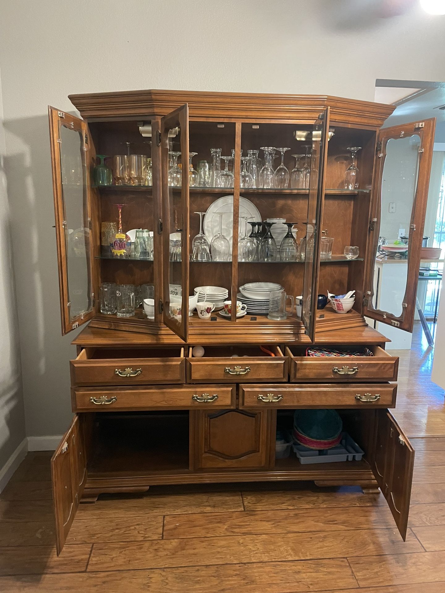 China Cabinet Hutch