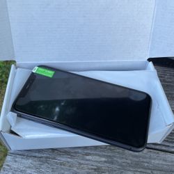 UNLOCKED IPHONE 11 // RENEWED // HIGHLY MINT CONDITION //64GB//  UNLOCKED  300$