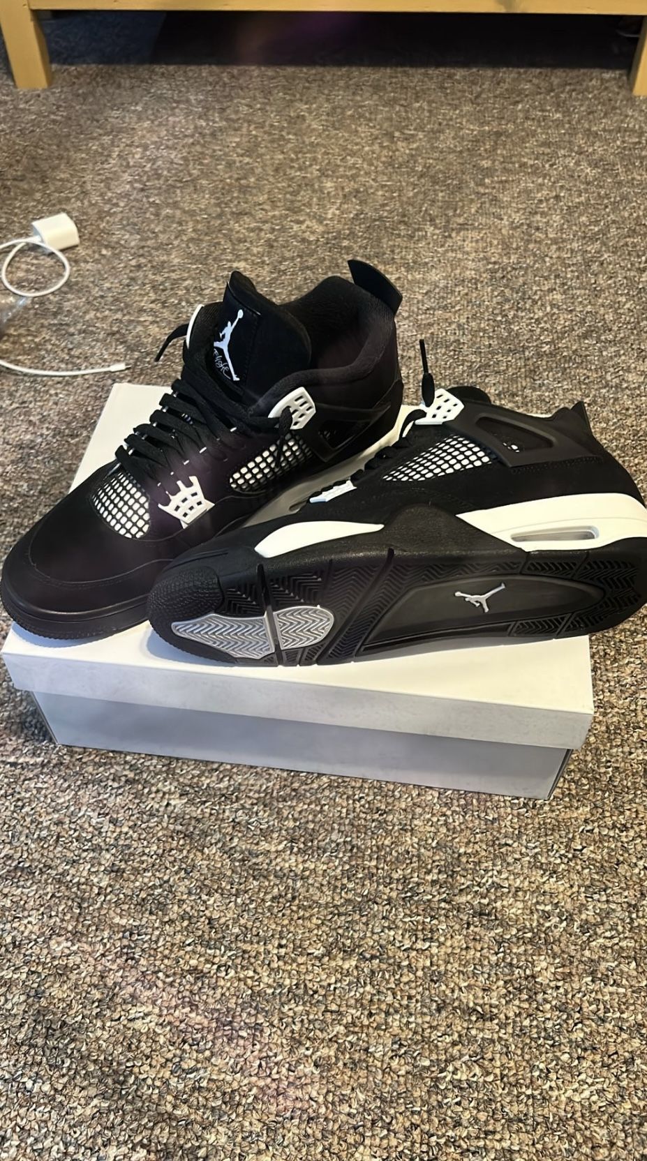 Retro Jordan 4 White Thunder