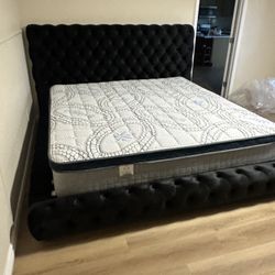 King Size Bed Frame / Mattress Include  / New In A Box.     🔥   Cama King Size Cole Negra  / Colchon Incluido 