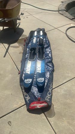 Water skis with carrying case