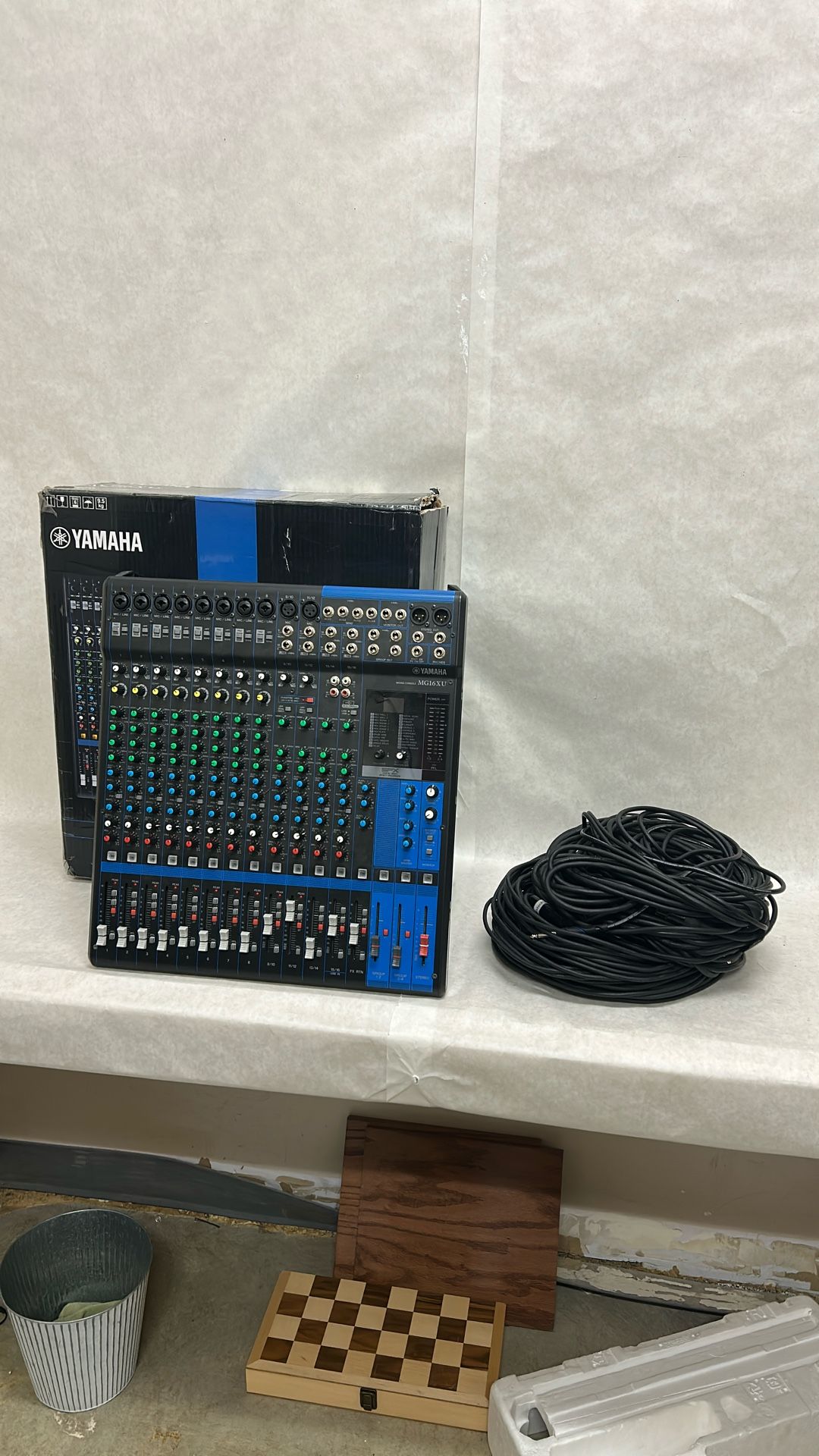 Yamaha MG 16XU mixing console with cords, power cord and original box