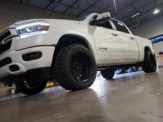 On sale. 2.5” leveling kit with installation installation.