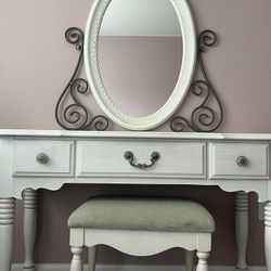 Beautiful Wood Bedroom Set!!