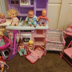 Baby girl dolls. Kitchen, crib, Minnie mouse table