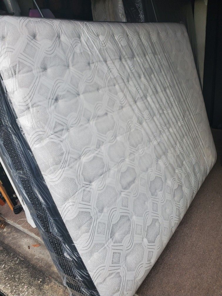 Queen Size Thick Pillow Top Bed Can Deliver