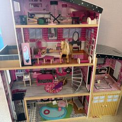Muskrat Doll House +accessories/barbies