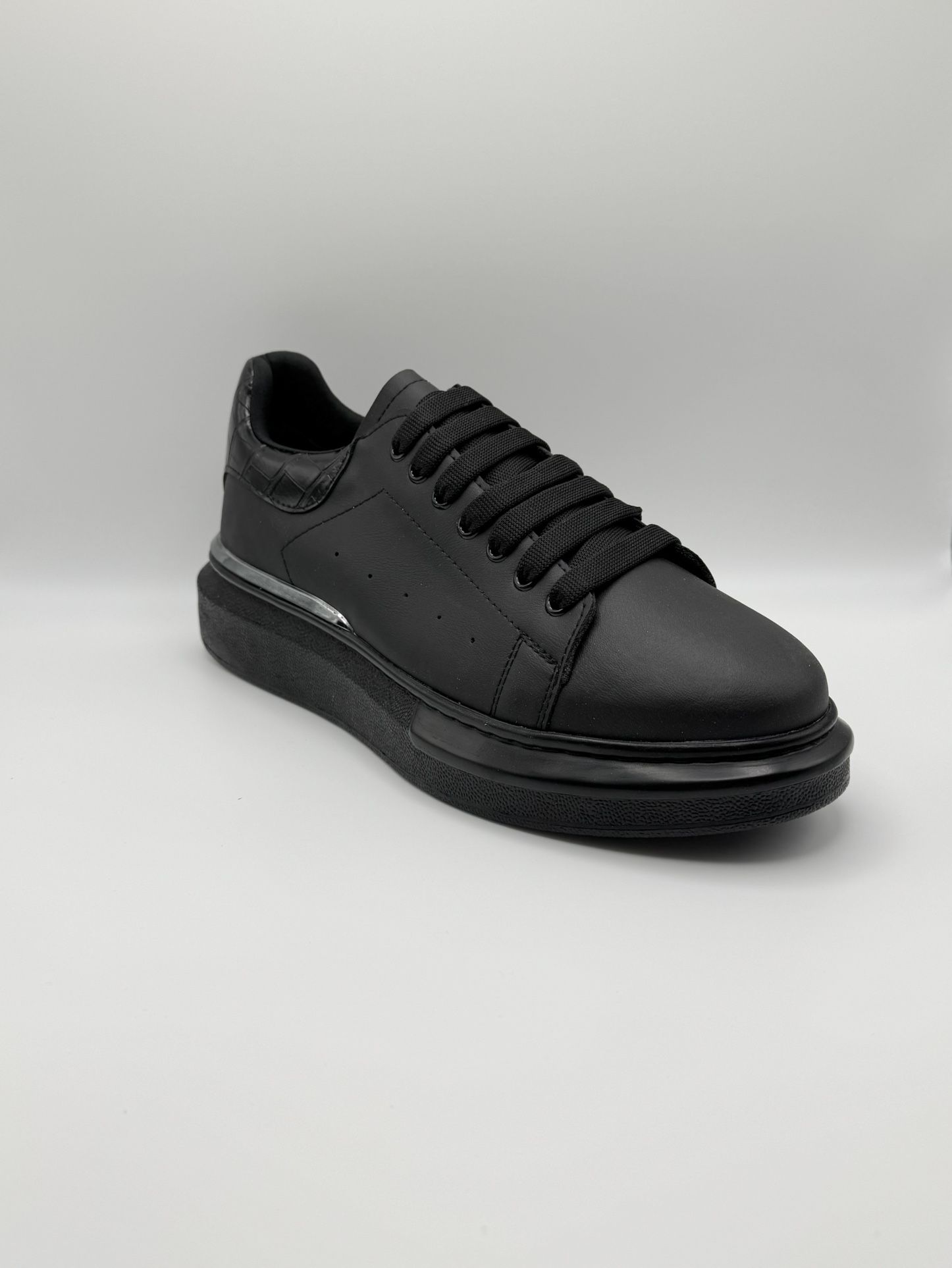Brand New Comfortable Men Fashion Sneakers - Multiple Sizes