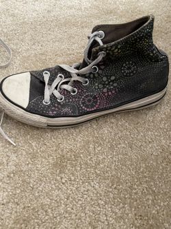 Size 8 women’s converse