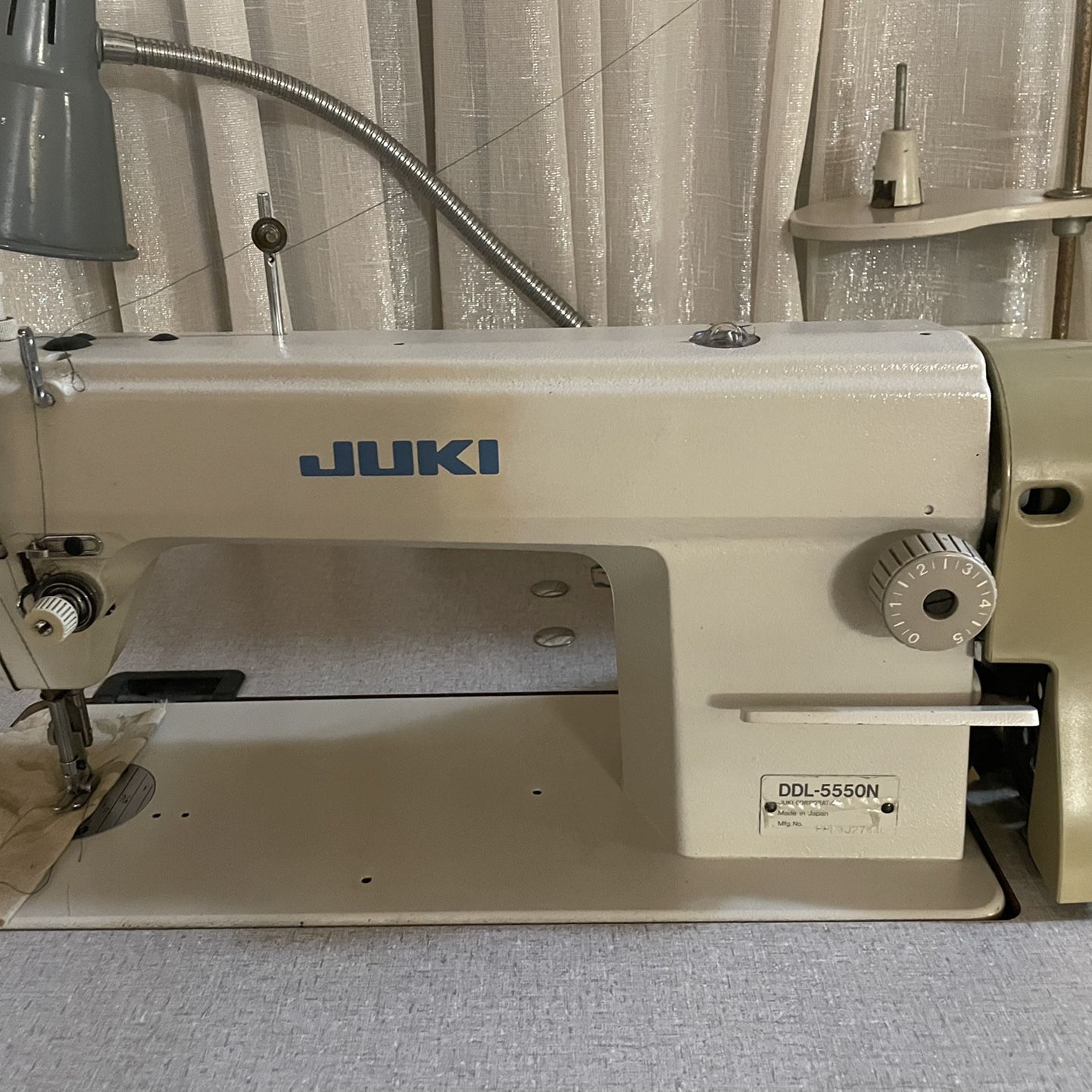 JUKI DDL-5550N High-Speed Single Needle Lockstitch Industrial Sewing Machine With Table and Servo Motor