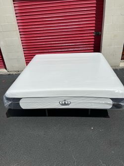 Brand new king size plush Memory foam mattress in plastic