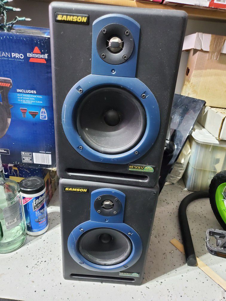 Samson Resolve 65a Studio Amped Speakers and Stand