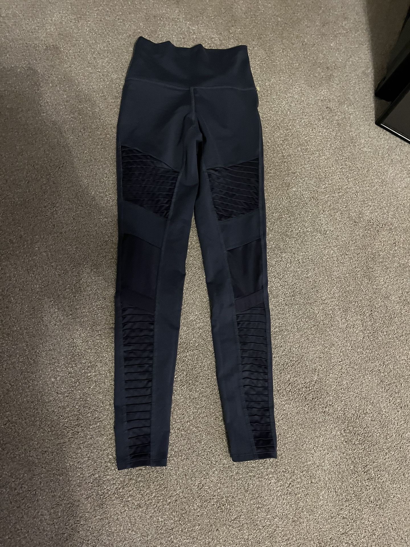 ALO HIGH WASTED Alo yoga navy blue glossy motto leggings. Super soft and comfortable. Size: XS High-rise Approximate measurements: inseam 28" Conditio