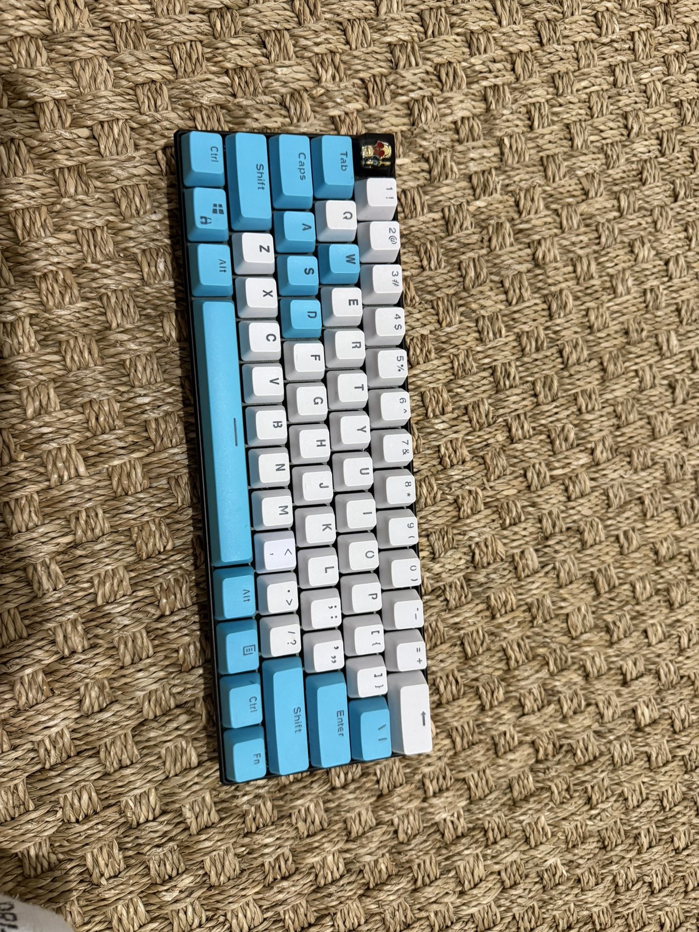 Alt Customs Pro Wave 60% Gaming Keyboard – Red Linear Switches – White/Blue – Great Condition 