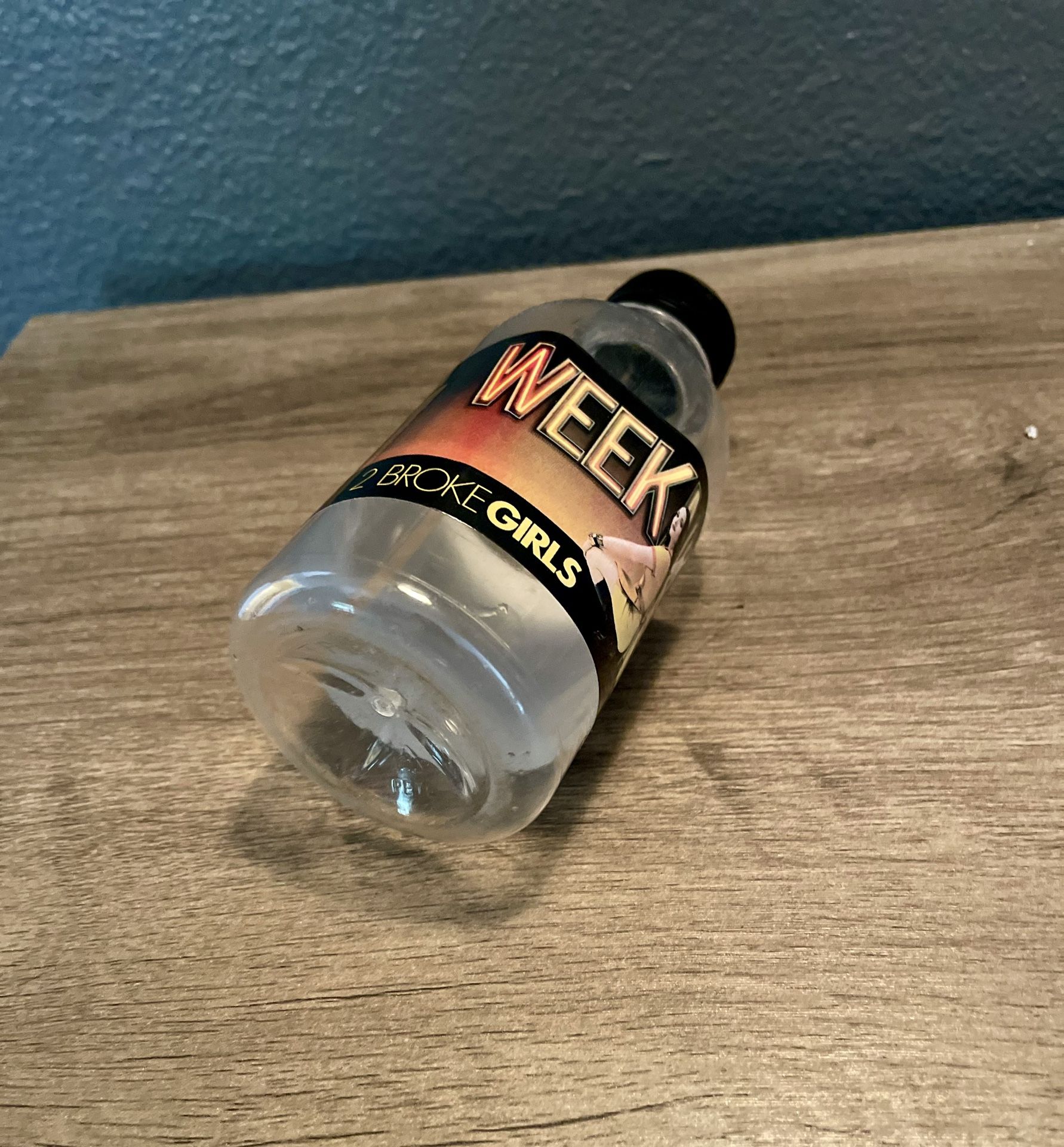 Two Broke Girls Final Season (Season 6)Cast & Crew Set Water Bottles