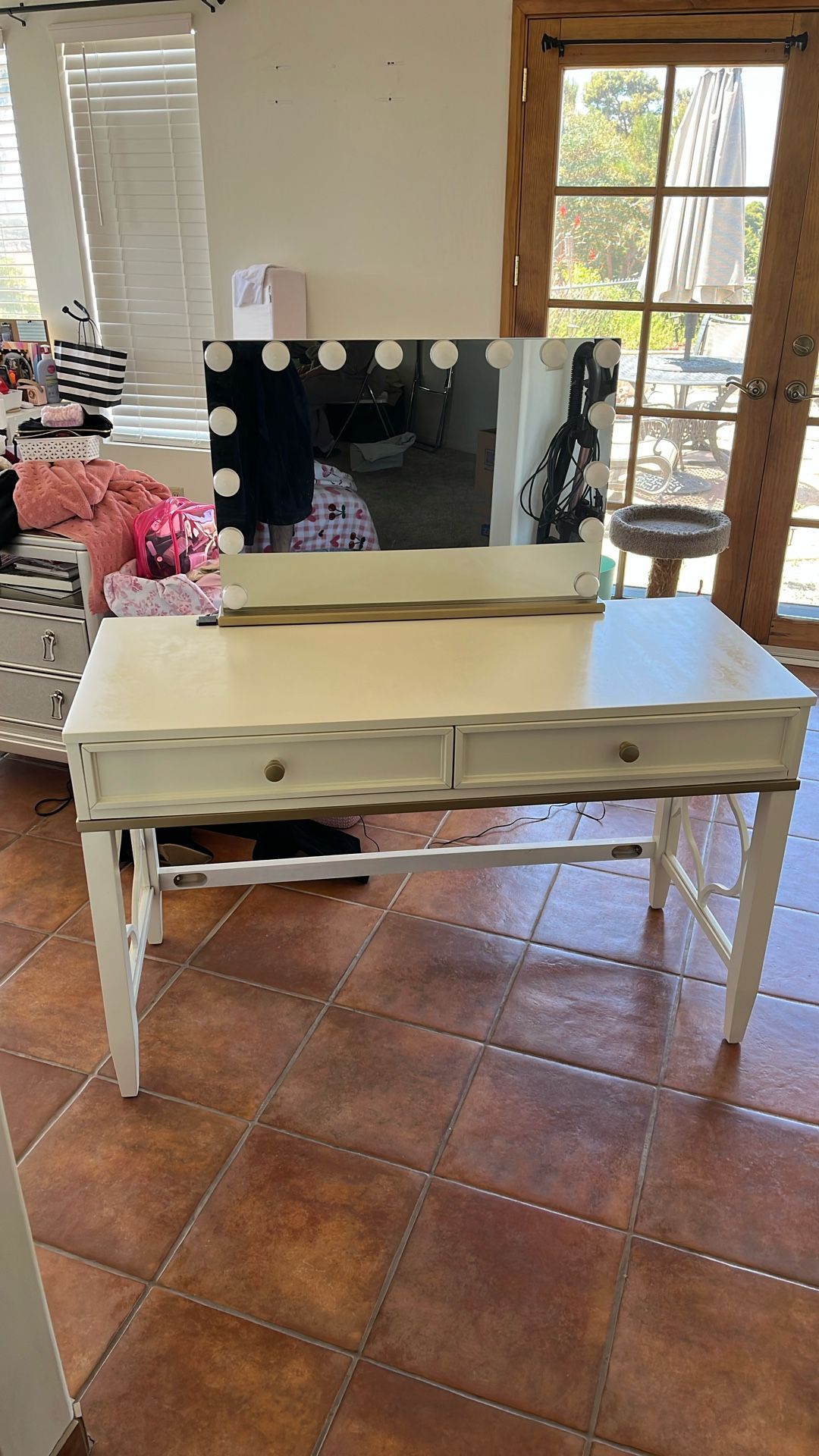 Lighted Make Up Vanity