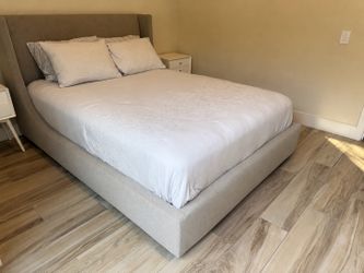 Room & Board Queen Upholstered Bed – Excellent Condition