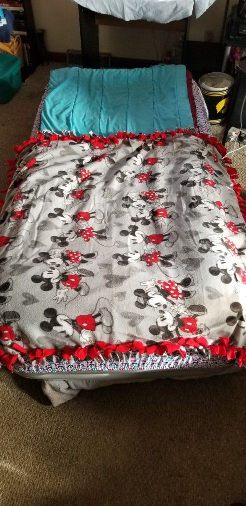 Minne & Mickey Mouse Tie Blanket Lap Side