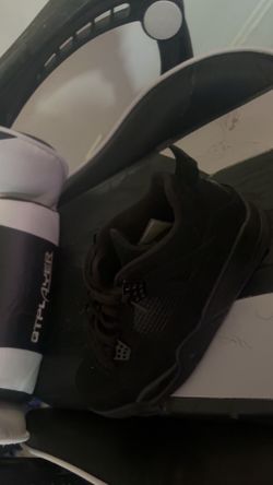 black cats jordan 4’s
