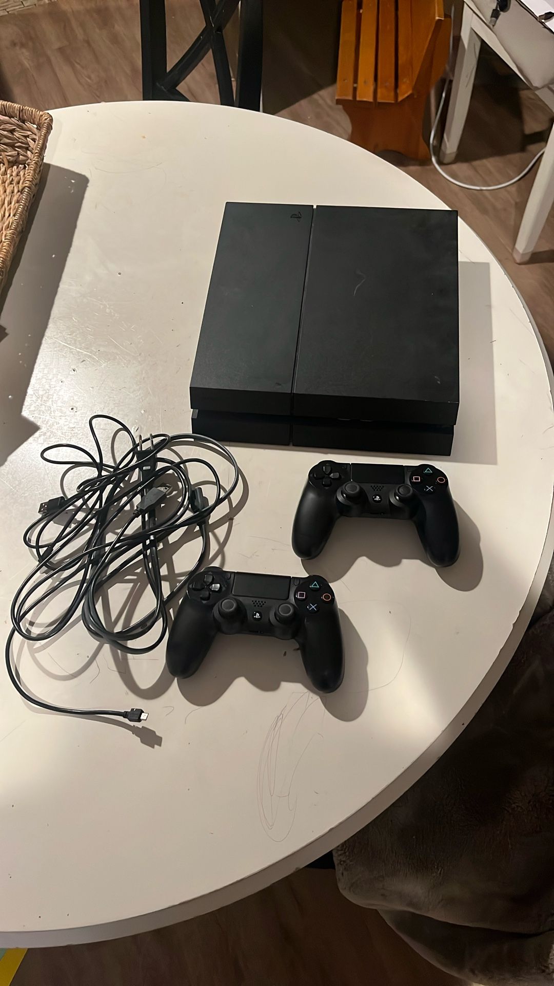 PS4 2 Remote Controllers Microphone And 4 Games