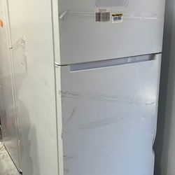 Vissani 18 cu ft Top Freezer Refrigerator – Small Dent – New