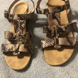 Vionic Orthaheel Wedge Sandals Snake print Sz  8 Excellent condition