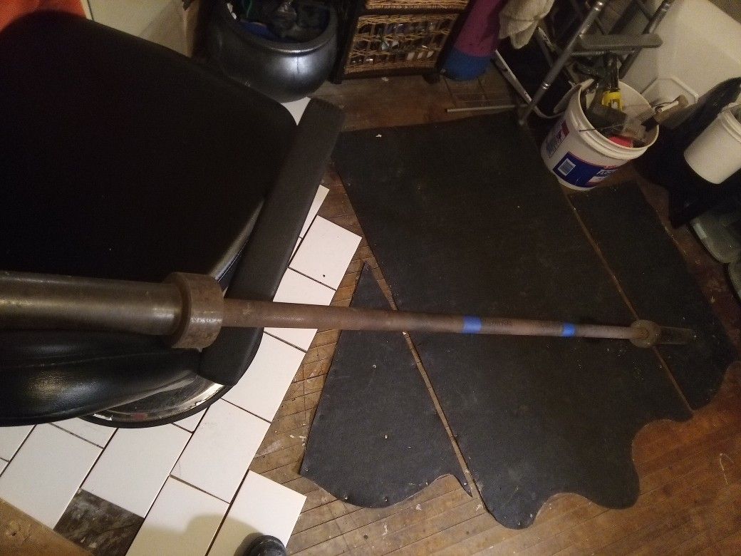 OLYMPIC BARBELL FOR WEIGHT LIFTING (Standard Weight And Length. For Weight Bench Or Free Weights)