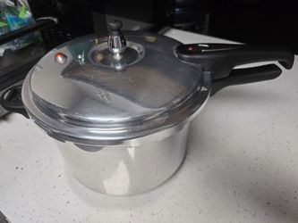 Mirro -Matic 8qt Pressure Cooker Canner 7,6 liters.  Used-good condition