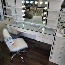 Brand New Vanity 5 Drawers 
Tempered Glass 
Diamond Knobs
Smood Drawers 
3 Top Large Drawers 
Hollywood Mirror
Bluetooth 
Adjustable Brightness
LED Li