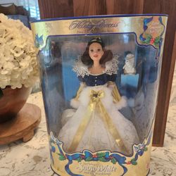 Vintage Disney Holiday Princess Snow White Barbie Doll Mattel 1998