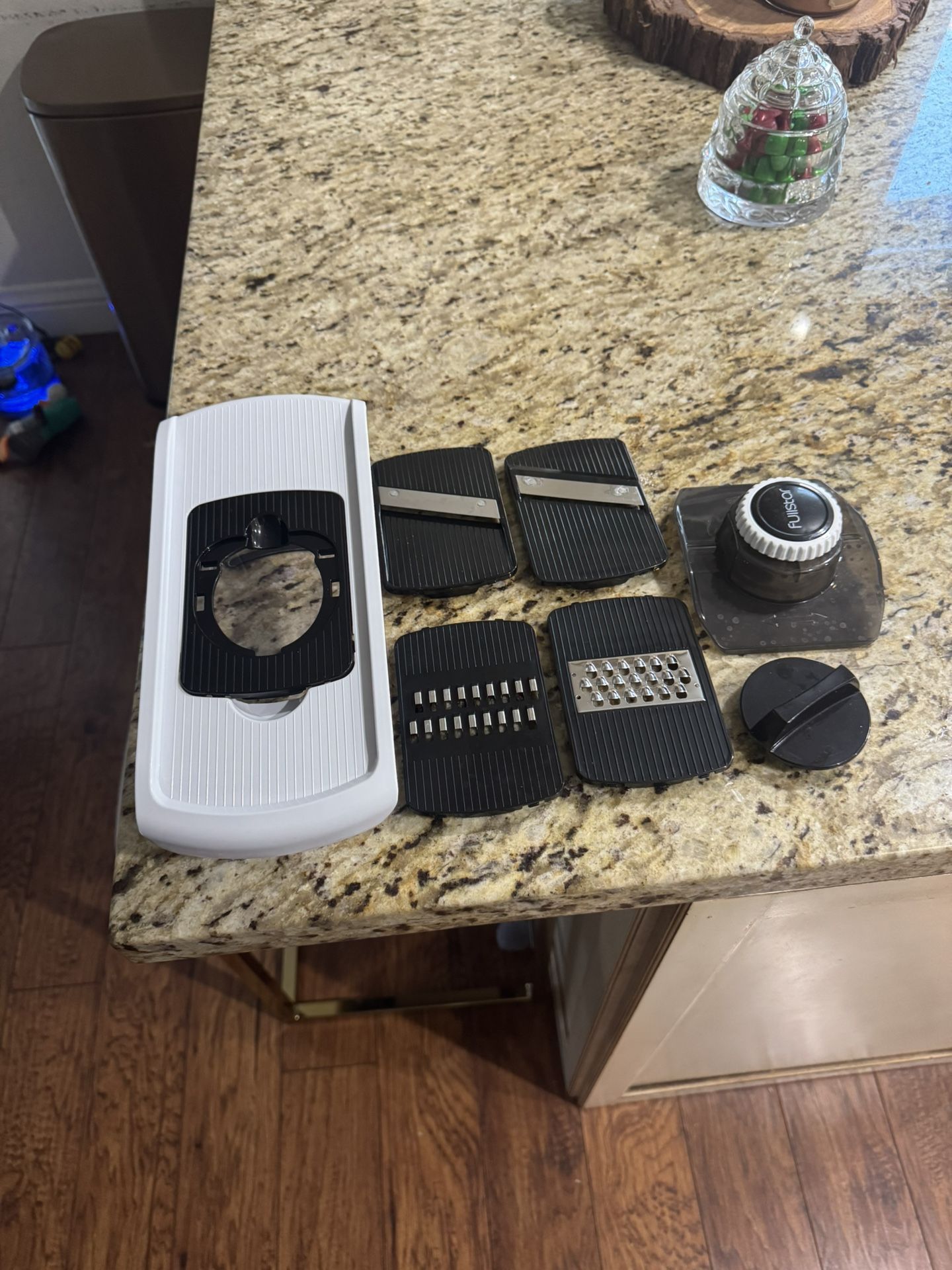 Mandoline With 4 Attachements