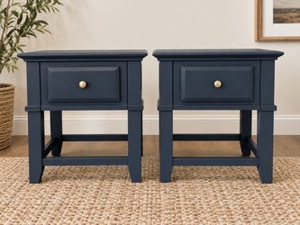 Set of 2 night stands / end tables