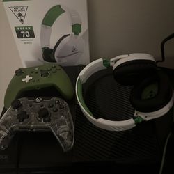 Xbox 1 Comes With 2 Consoles And Headphones 