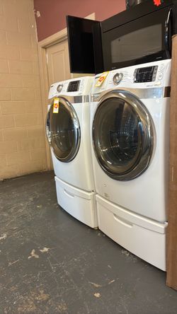 Like new Samsung washer and gas dryer set front