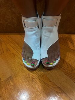 Sandel with toes out slides