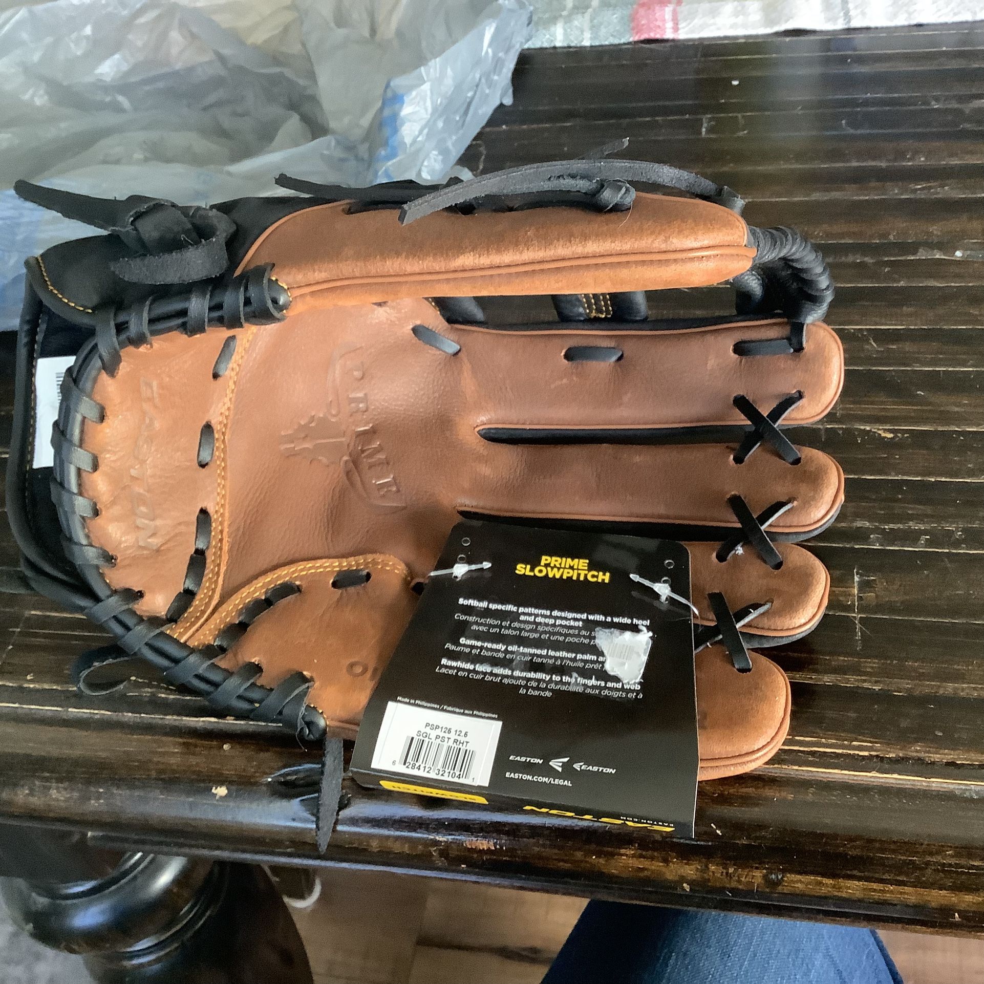Easton Prime bk/brn softball glove, 12.5” brand new, model PSP125, oil stained, with tags, right hand throw, perfect Christmas gift Plainfield, Illin