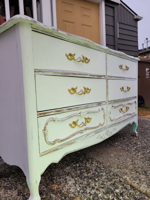 NICE DRESSER