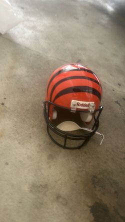 6 full-size Riddell NFL display helmets