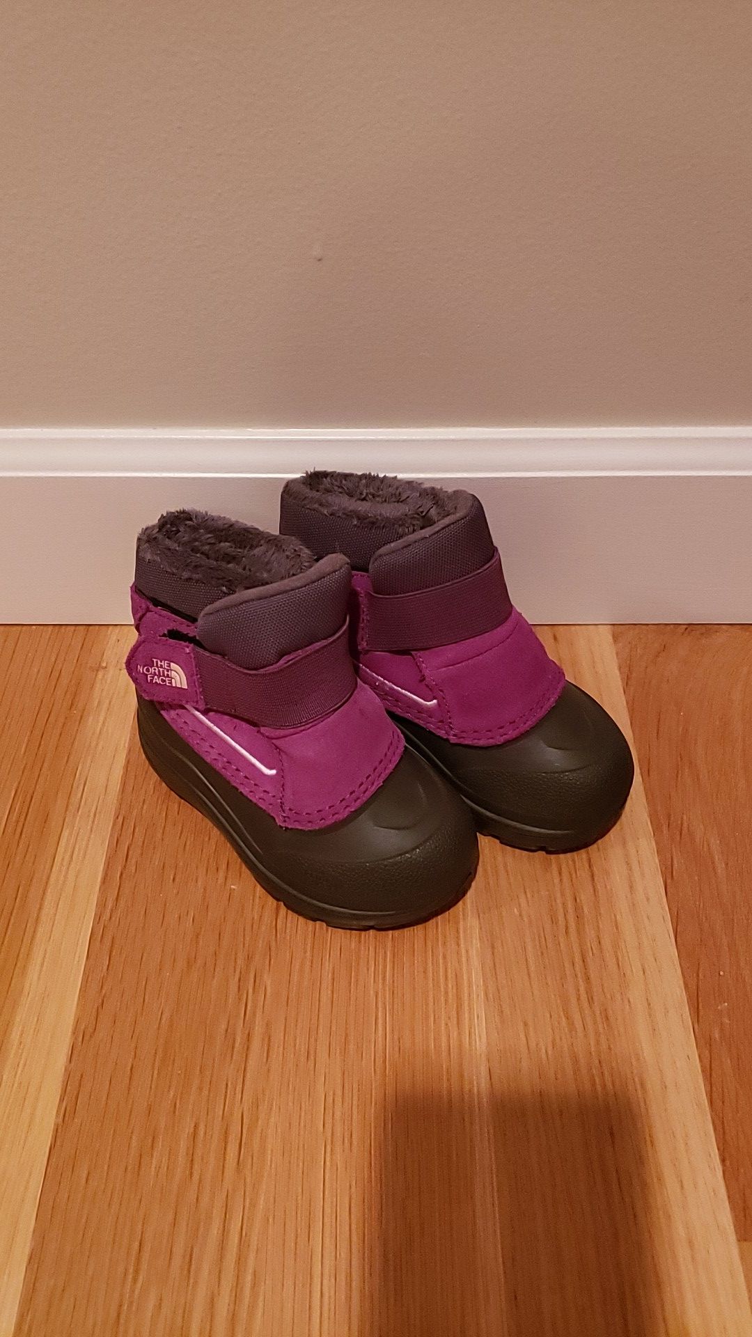 Kid's Snow Boots Size 7 North Face