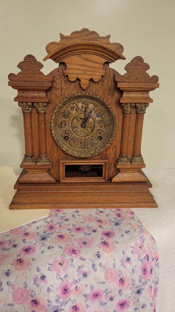  ANTIQUE TABLE  CLOCK.