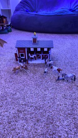 Small Breyer Horse Barn With Horses