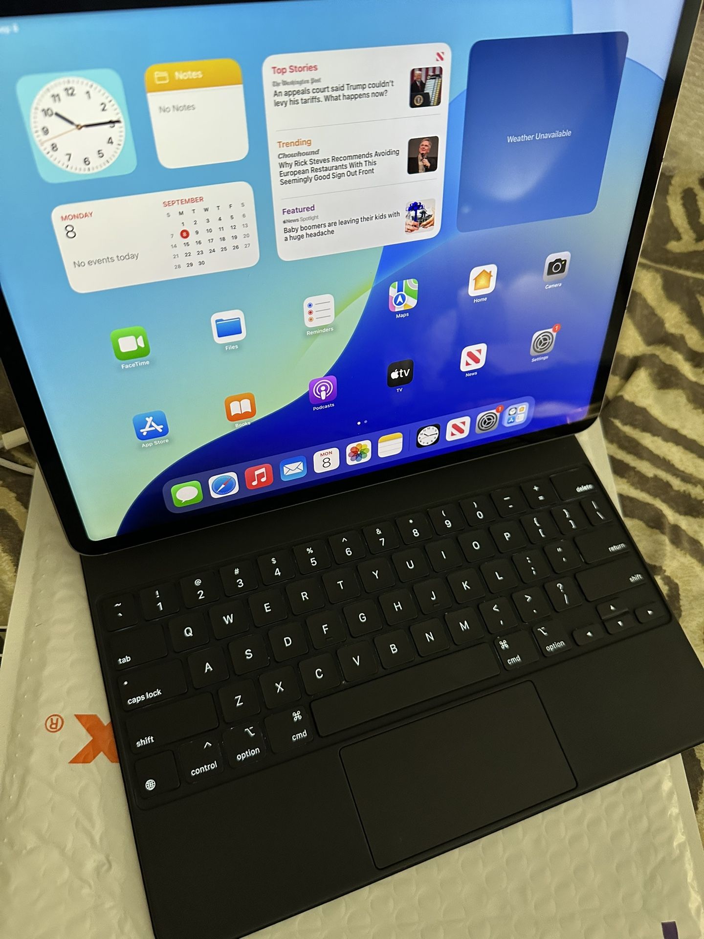Apple iPad Pro 12.9” 6th Gen M2 Chip Cellular Unlocked with Magic Keyboard