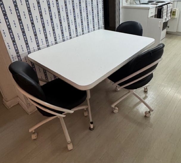 Free!Gratis! kitchen table