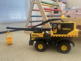 Tonka Steel Classics Mighty Crane - Made with Steel & Sturdy Plastic, Yellow Toy Construction Truck