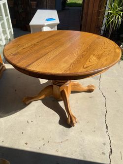 Round Oak Dining Table & 4 chairs