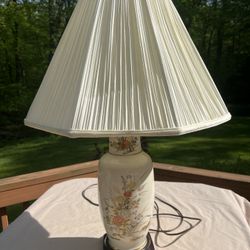 VINTAGE HAND-PAINTED PORCELAIN FLORAL TABLE LAMP SIGNED BY ARTIST MUNEY FRISS