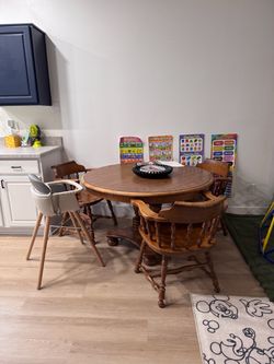 Table and chairs with 2 leaves